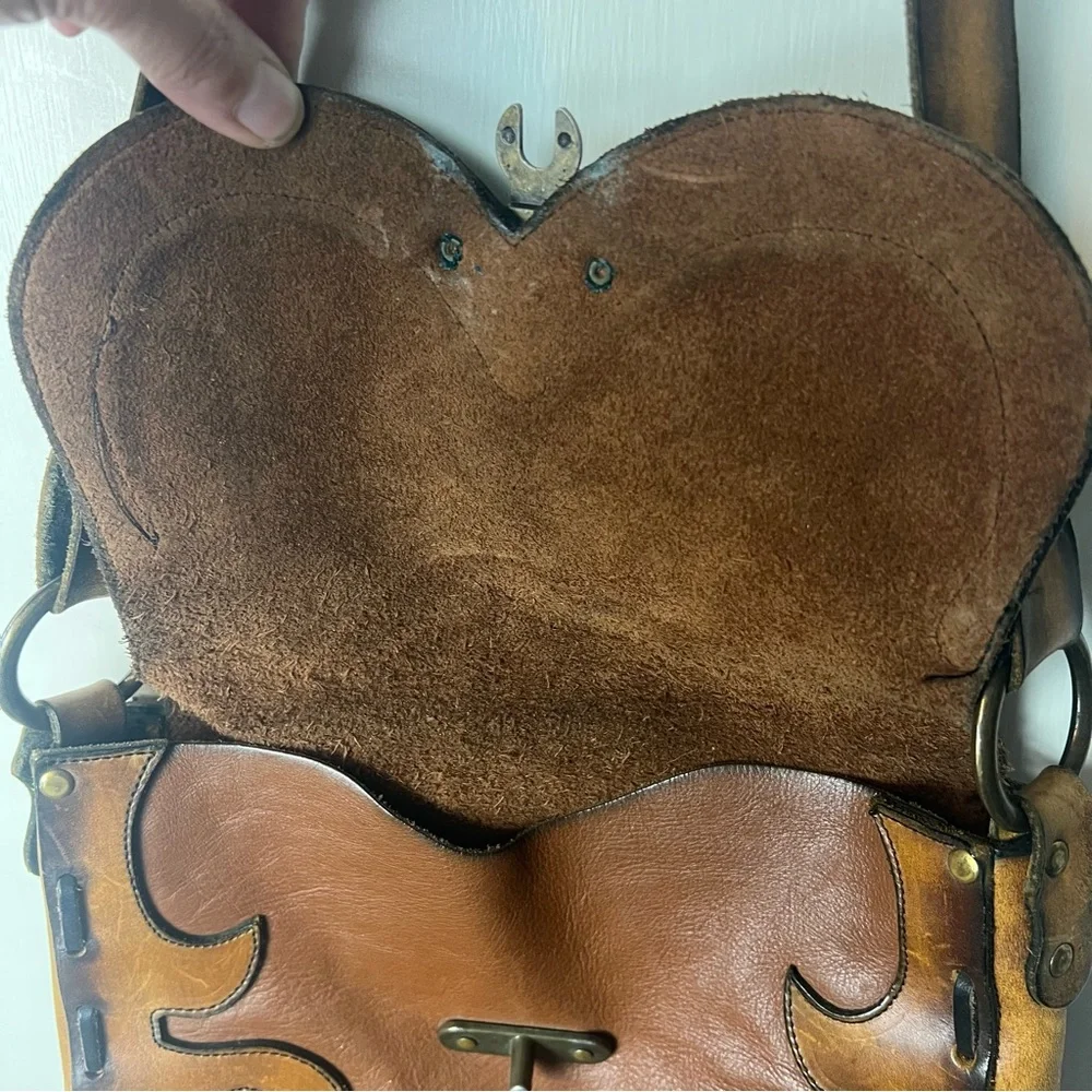 Tooled‎ Leather Crossbody Bag Vintage Western Clasp Appliqué Brown – Sz. OS
